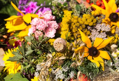 el yapımı güzel buketler çiçek ve otlar