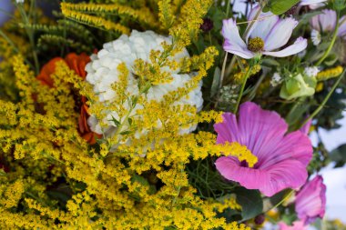 el yapımı güzel buketler çiçek ve otlar