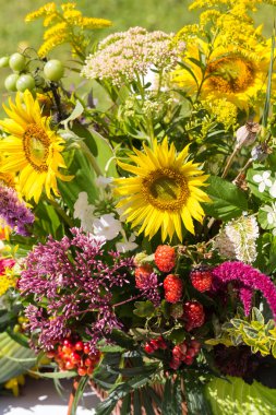 el yapımı güzel buketler çiçek ve otlar