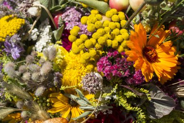 el yapımı güzel buketler çiçek ve otlar
