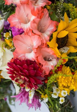 el yapımı güzel buketler çiçek ve otlar