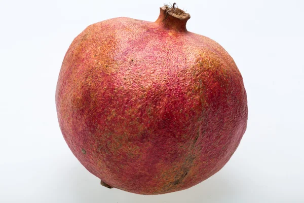 Červená granátová jablka izolovaných na bílém pozadí — Stock fotografie