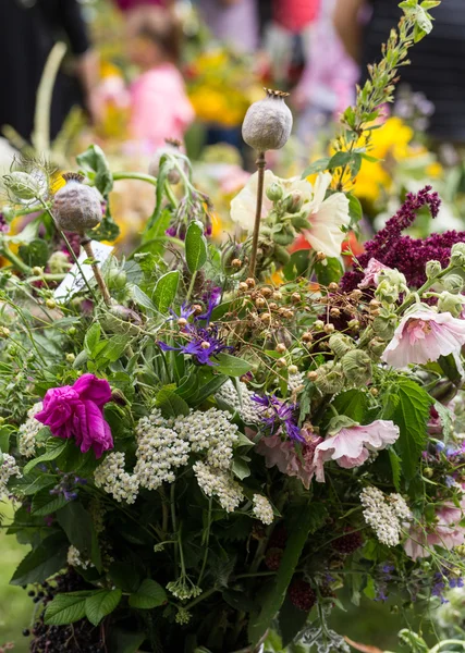 Beaux bouquets faits à la main de fleurs et d'herbes — Photo