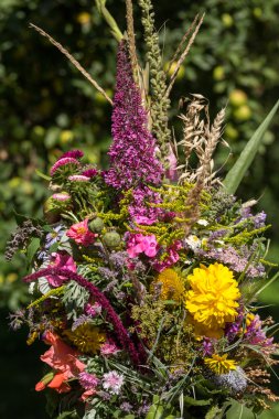 el yapımı güzel buketler çiçek ve otlar