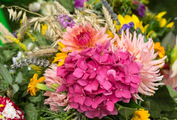 Handgefertigte schöne Sträuße aus Blumen und Kräutern — Stockfoto