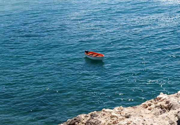 Fischerboot in caleta negra strand in ajuy, fuerteventura, kanarische inseln, spanien — Stockfoto