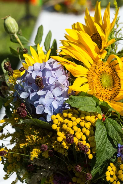 Handgefertigte schöne Sträuße aus Blumen und Kräutern — Stockfoto