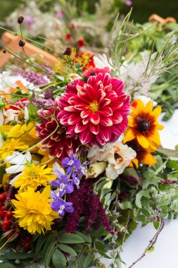 el yapımı güzel buketler çiçek ve otlar