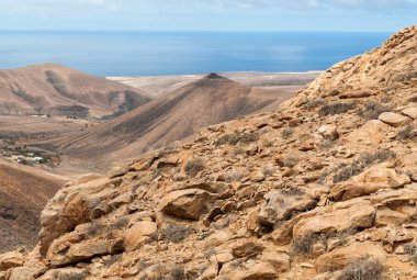 Fuerteventura üzerinde güzel volkanik dağlar. Kanarya Adaları. 