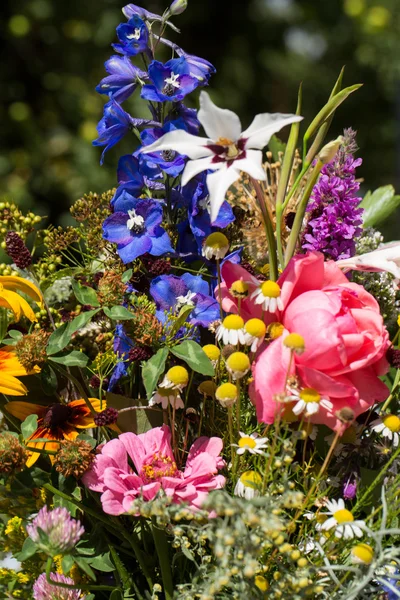 Handgefertigte schöne Sträuße aus Blumen und Kräutern — Stockfoto