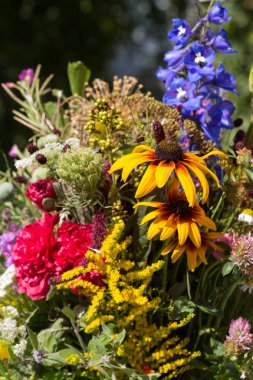 el yapımı güzel buketler çiçek ve otlar