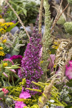 el yapımı güzel buketler çiçek ve otlar