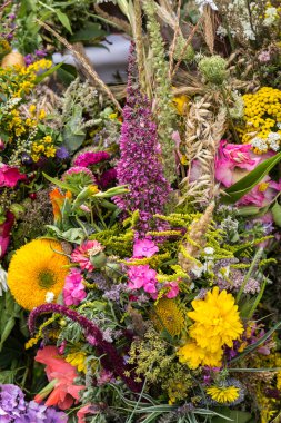el yapımı güzel buketler çiçek ve otlar