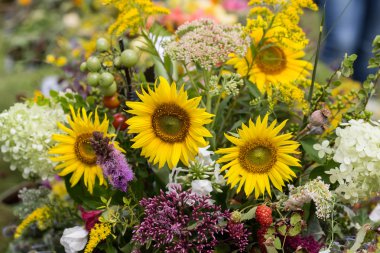 el yapımı güzel buketler çiçek ve otlar