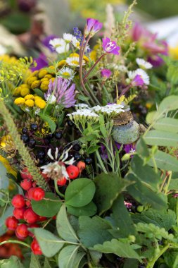 el yapımı güzel buketler çiçek ve otlar