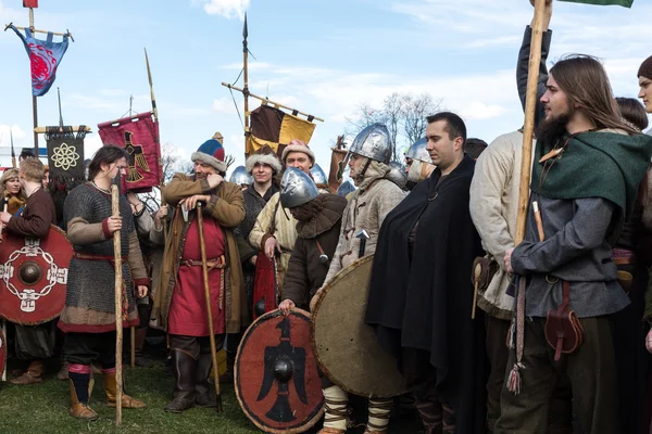 Participantes não identificados de Rekawka - tradição polonesa, celebrada em Cracóvia na terça-feira após a Páscoa. Atualmente tem o caráter de reconstrução histórica do festival — Fotografia de Stock