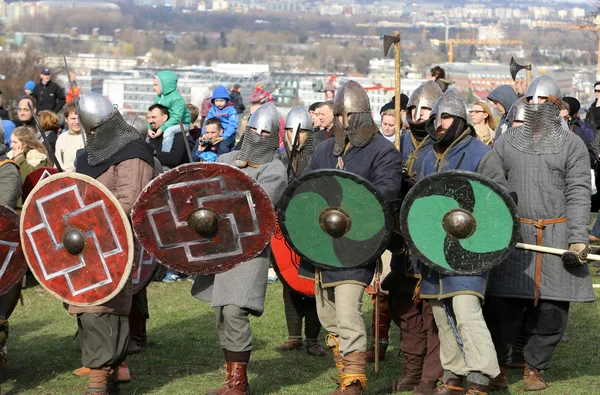 Participantes no identificados de Rekawka - tradición polaca, celebrada en Cracovia el martes después de Pascua. Actualmente tiene el carácter de festival reconstrucción histórica — Foto de Stock