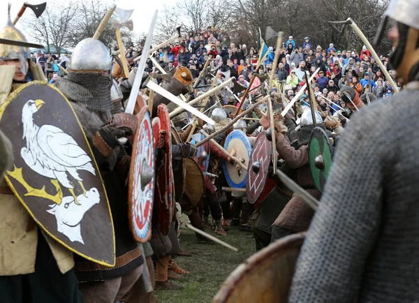 Participantes no identificados de Rekawka - tradición polaca, celebrada en Cracovia el martes después de Pascua. Actualmente tiene el carácter de festival reconstrucción histórica —  Fotos de Stock