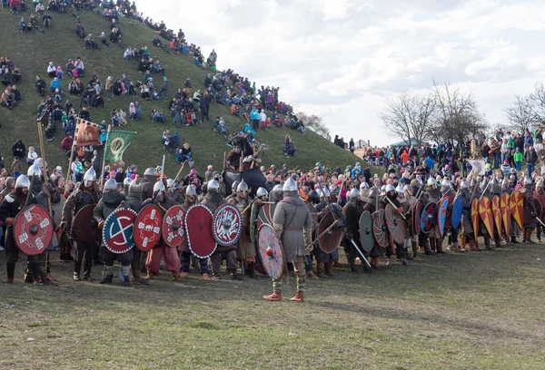 Participants non identifiés de Rekawka - tradition polonaise, célébrée à Cracovie le mardi après Pâques. A actuellement le caractère de la reconstruction historique du festival — Photo