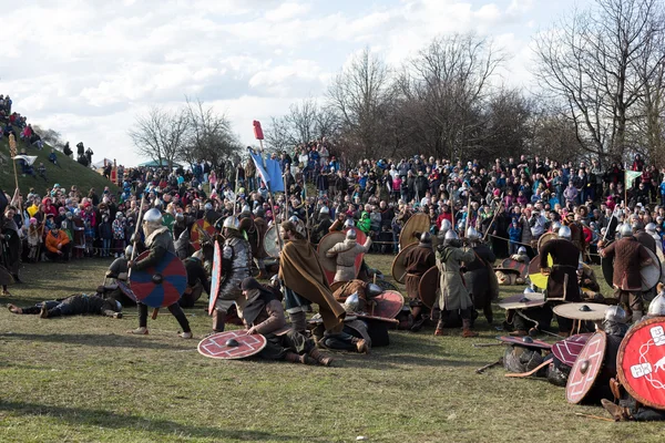 Niet-geïdentificeerde deelnemers van Rekawka - Poolse traditie, in Krakau op dinsdag na Pasen gevierd. Momenteel heeft het karakter van festival historische reconstructie — Stockfoto