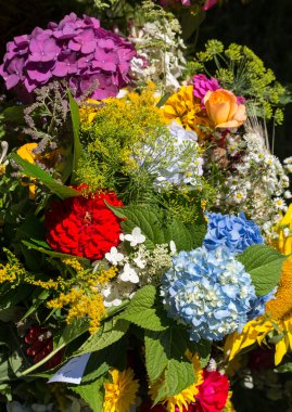 el yapımı güzel buketler çiçek ve otlar