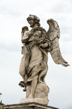 Bernini tarafından tasarlanan Roma Sant'Angelo Köprüsü'nden Dikenler Tacı ile Angel Mermer heykeli, İtalya, 