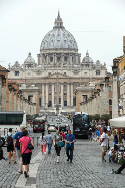 Widok na bazylikę Świętego Piotra i ulicy Via della Conciliazione, Rzym, Włochy — Zdjęcie stockowe