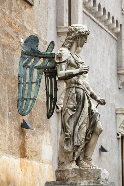 Rzym - Mauzoleum Hadriana (Castel Sant ' Angelo). Oryginalny marmurowy posąg anioła przez Raffaello da Montelupo. — Zdjęcie stockowe