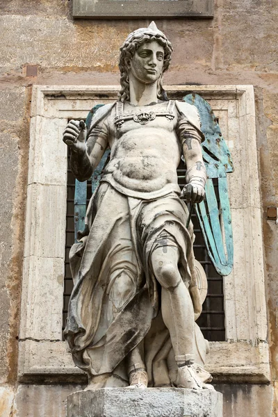 Roma - El Mausoleo de Adriano (Castel de Sant 'Angelo). La estatua de mármol original del ángel por Raffaello da Montelupo . — Foto de Stock