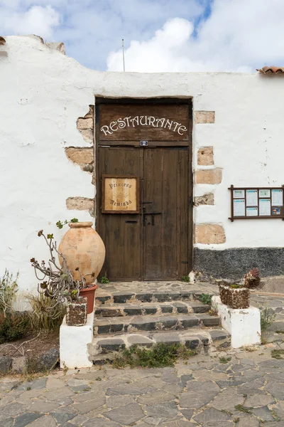 Oude bruine deur in het dorp Betancuria op Fuerteventura, Canarische eilanden, Spanje — Stockfoto