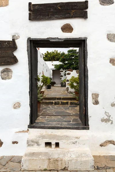 Ancienne porte d'entrée noire dans le village de Betancuria sur Fuerteventura, Îles Canaries, Espagne — Photo