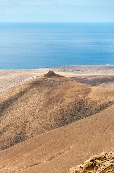 Fuerteventura üzerinde güzel volkanik dağlar. Kanarya Adaları. — Stok fotoğraf