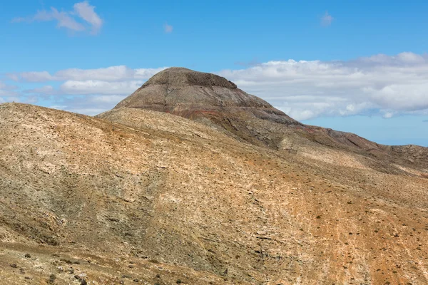 Wunderschöne vulkanische Berge auf Fuerteventura. Kanarische Inseln. — Stockfoto