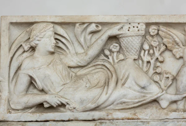 在罗马戴克里先浴场的古代石棺。意大利 — 图库照片