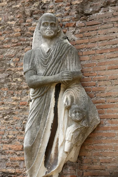 罗马迪奥克莱蒂安（ThemaeDiocletiani）浴场的古代雕像。意大利 — 图库照片