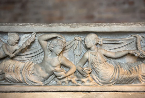 Bas-relief on the ancient sarcophagus in the baths of Diocletian in Rome. Italy — Stock Photo, Image