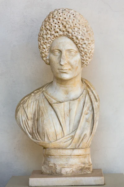 Starověká Busta ženy v lázních Diocletian v Římě. Itálie — Stock fotografie
