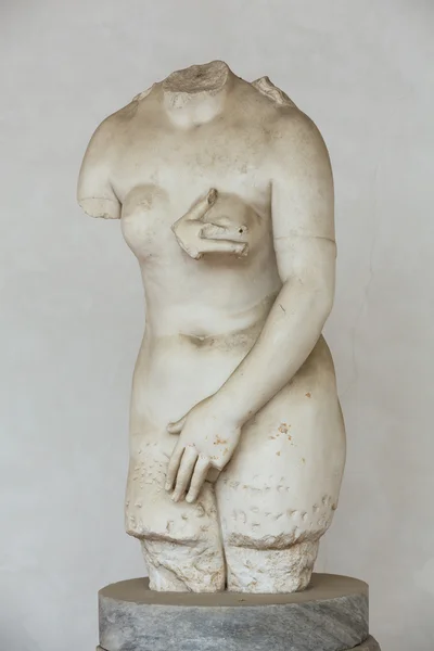 Antike statue der frau in bädern von diokletian (thermae diokletiani) in rom. Italien — Stockfoto