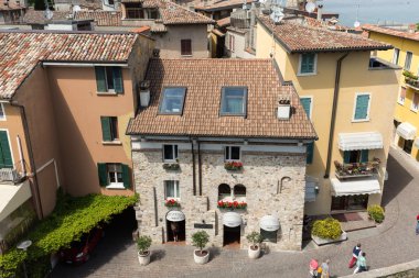 Piazza Catello Sirmione'da, Lake Garda, İtalya Scaliger kaleden görünümü