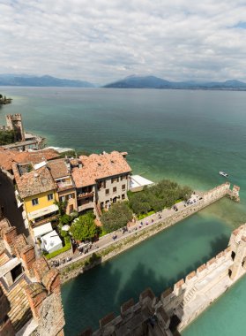 Durgun Scaliger kale - Ortaçağ bağlantı noktası kale, Sirmione, İtalya içinde