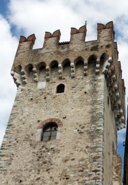 Ortaçağ Kalesi Scaliger eski şehrin Sirmione göl kenarında Lago di Garda. İtalya