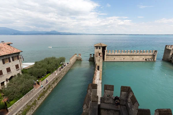 Backwater inuti Scaliger Slottet - medeltida port fästningen, Sirmione, Italien — Stockfoto