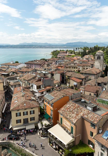 Vista de coloridos edificios antiguos en Sirmione y el lago de Garda desde la pared del castillo Scaliger, Italia — Foto de Stock