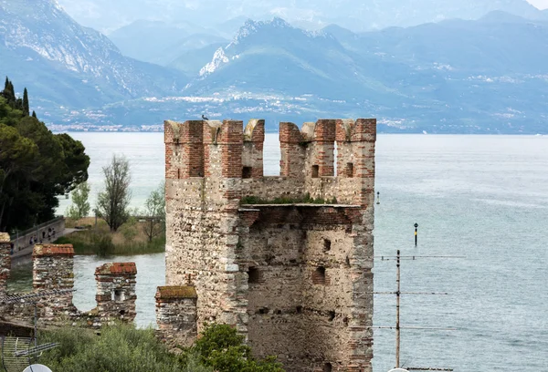 Medeltida slott Scaliger i gamla stan Sirmione vid sjön Lago di Garda. Italien — Stockfoto