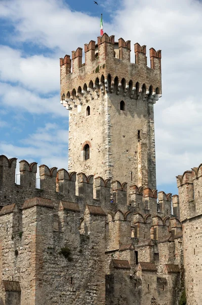 Castello medievale Scaligero nel centro storico Sirmione sul lago di Garda. Italia — Foto Stock