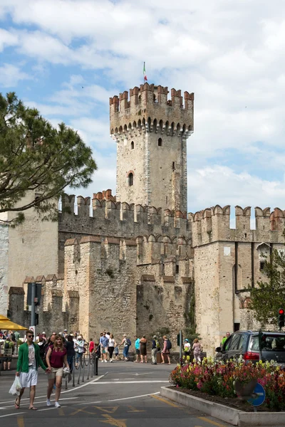 Castello medievale Scaligero nel centro storico Sirmione sul lago di Garda. Italia — Foto Stock