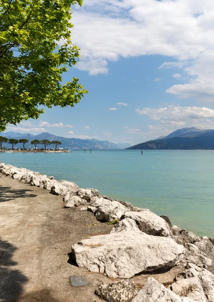 Τοπίο της ακτή της Sirmione χερσονήσου που χωρίζει το κάτω μέρος της λίμνης Garda. Είναι ένα μέρος διάσημο διακοπές για μεγάλο χρονικό διάστημα στη Βόρεια Ιταλία. — Φωτογραφία Αρχείου