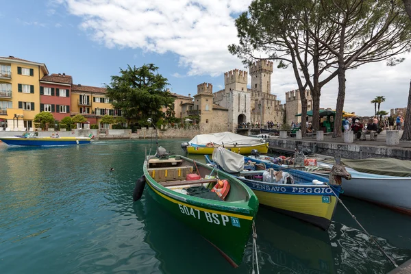 Sirmione-보트와 성이 르다 호수에 이탈리아 작은 도시 — 스톡 사진