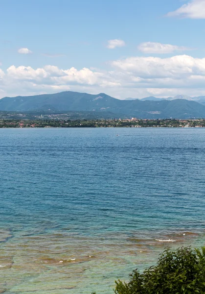 Paisagem da costa da península de Sirmione que divide a parte inferior do Lago de Garda. É um lugar de férias famoso por um longo tempo no norte da Itália . — Fotografia de Stock