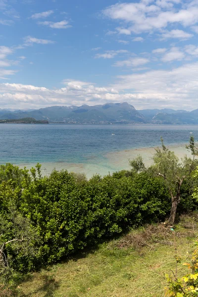 Paisagem da costa da península de Sirmione que divide a parte inferior do Lago de Garda. É um lugar de férias famoso por um longo tempo no norte da Itália . — Fotografia de Stock